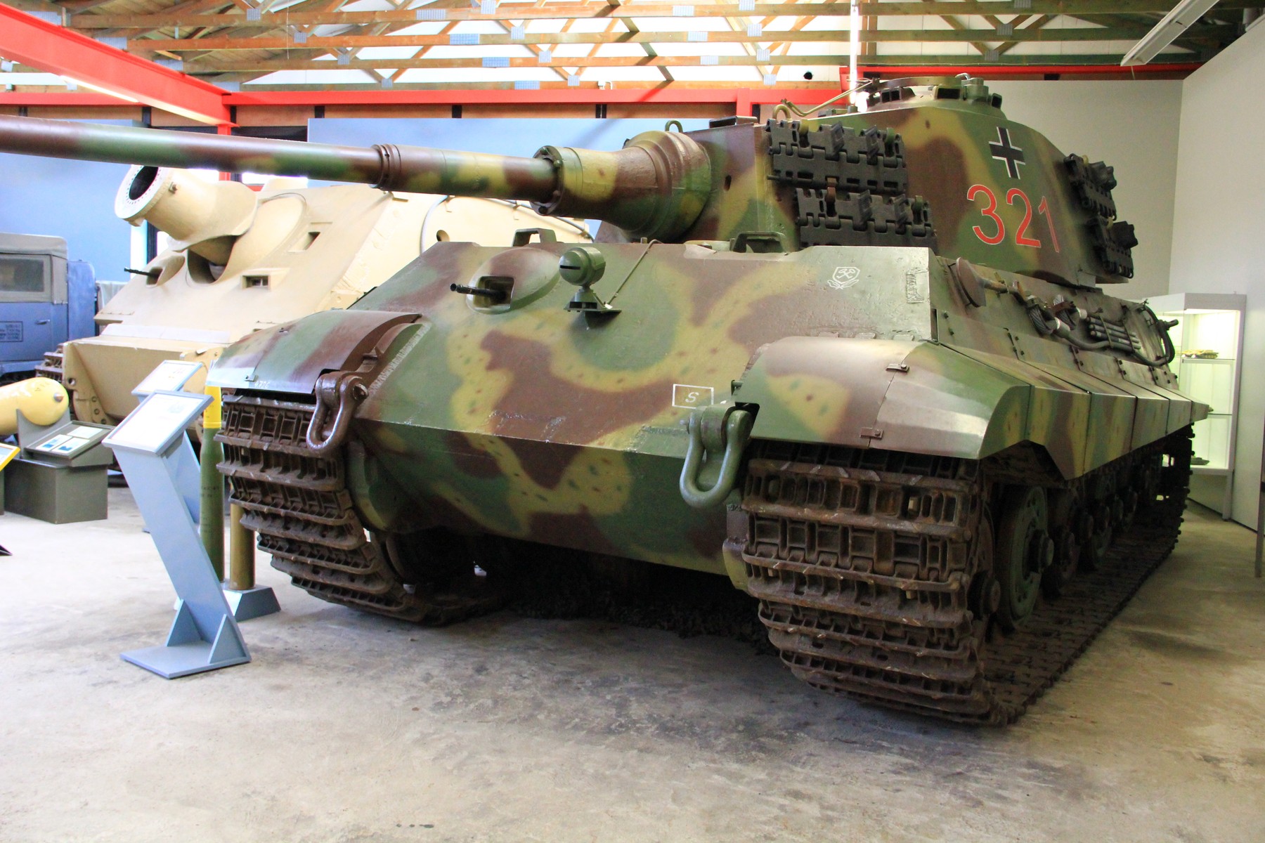 但仍然延用虎式的威名,此战车装配高达 71 倍径的强力 88 公厘炮(炮管